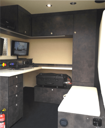 PŘEDNÍ PRACOVNÍ PROSTOR - KANCELÁŘ