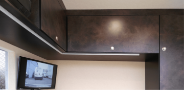 PŘEDNÍ PRACOVNÍ PROSTOR - KANCELÁŘ