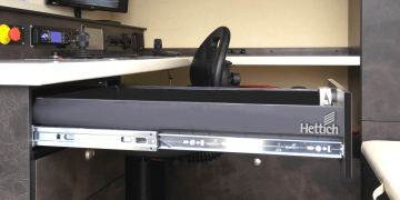 PŘEDNÍ PRACOVNÍ PROSTOR - KANCELÁŘ